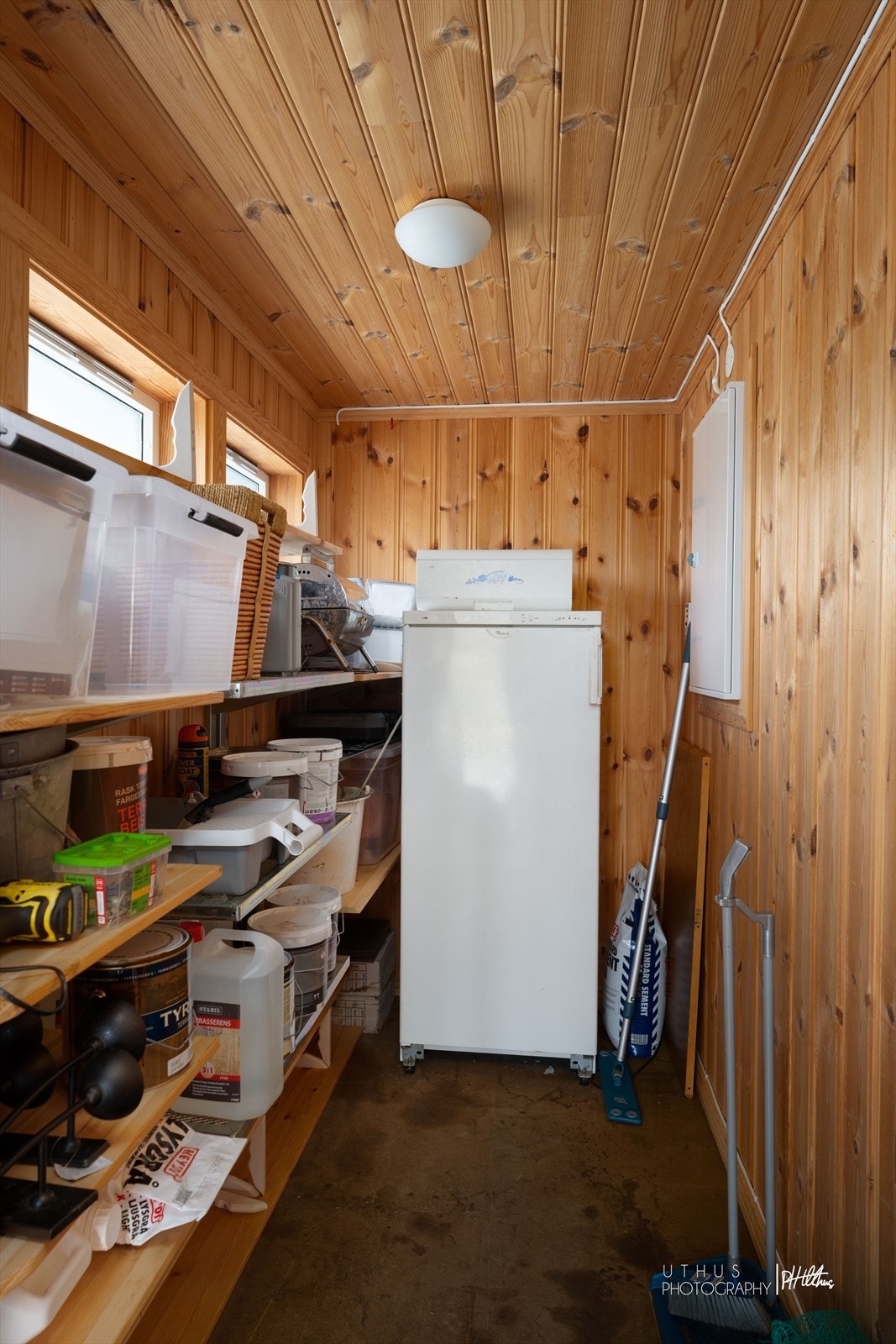 Praktisk lagringsbod rett ved entrèen Galleribilde