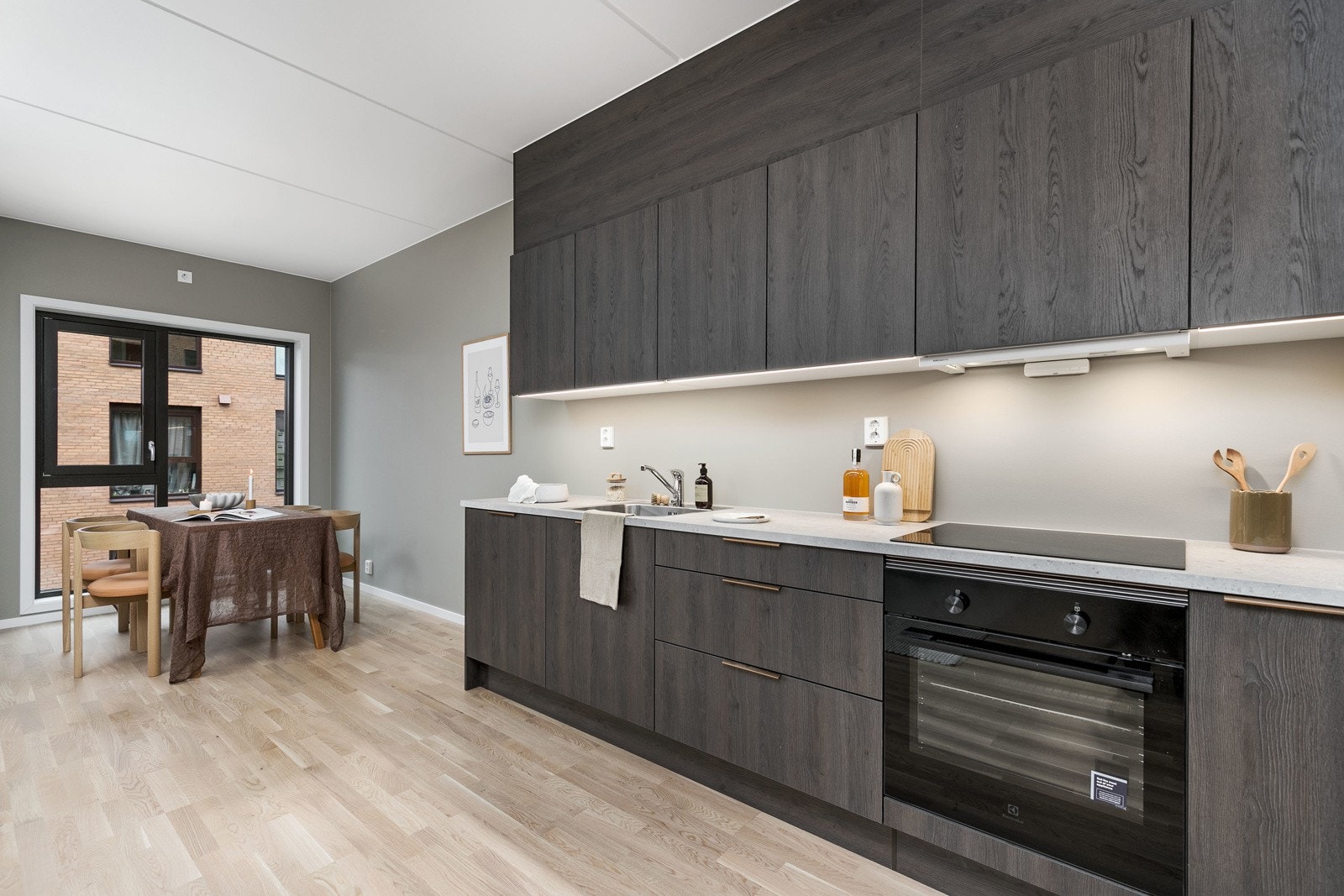 Av integrerte hvitevarer medfølger induksjonsplatetopp, stekeovn, kjøl/-fryseskap og oppvaskmaskin. Galleribilde