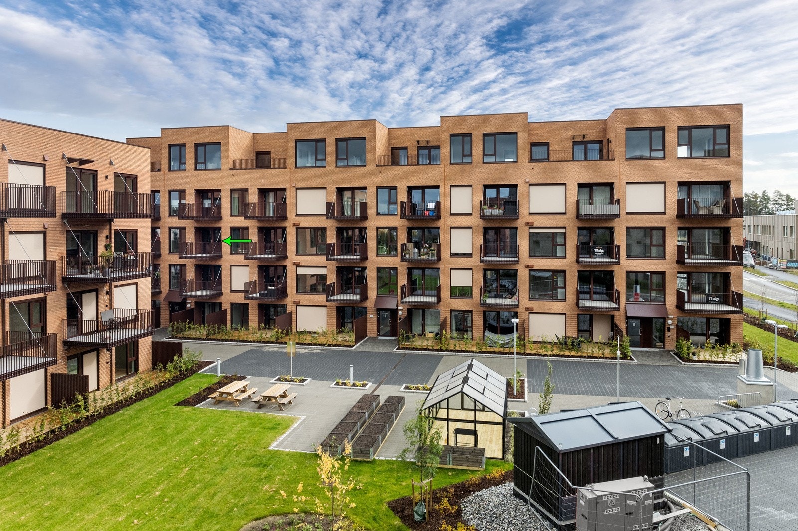 Området har umiddelbar nærhet til skoler, barnehager, offentlig kommunikasjon, samt et rikt utvalg av fasiliteter og servicetilbud. Det er kort vei til flere fotballbaner, skøytebane, idrettshall, treningssenter og tennisanlegg. Galleribilde