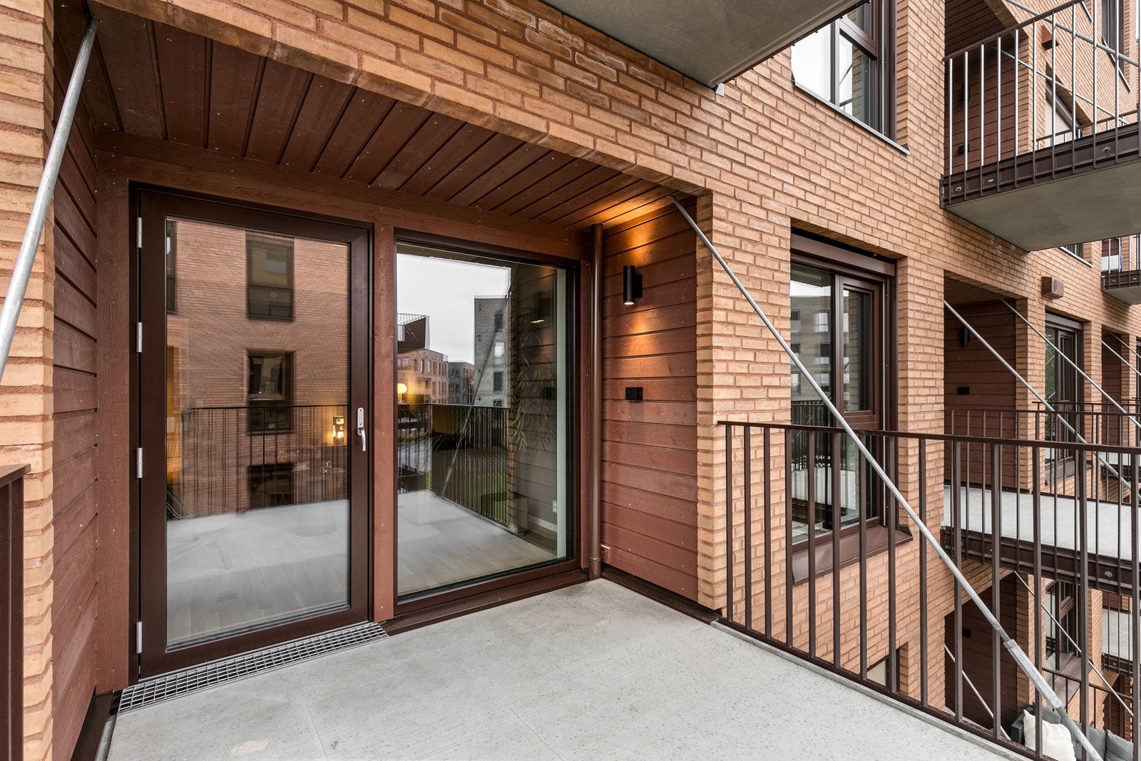 Fra stuen er det utgang til en vestvendt balkong på ca. 7 kvm, hvor man kan nyte ettermiddagssolen! Galleribilde