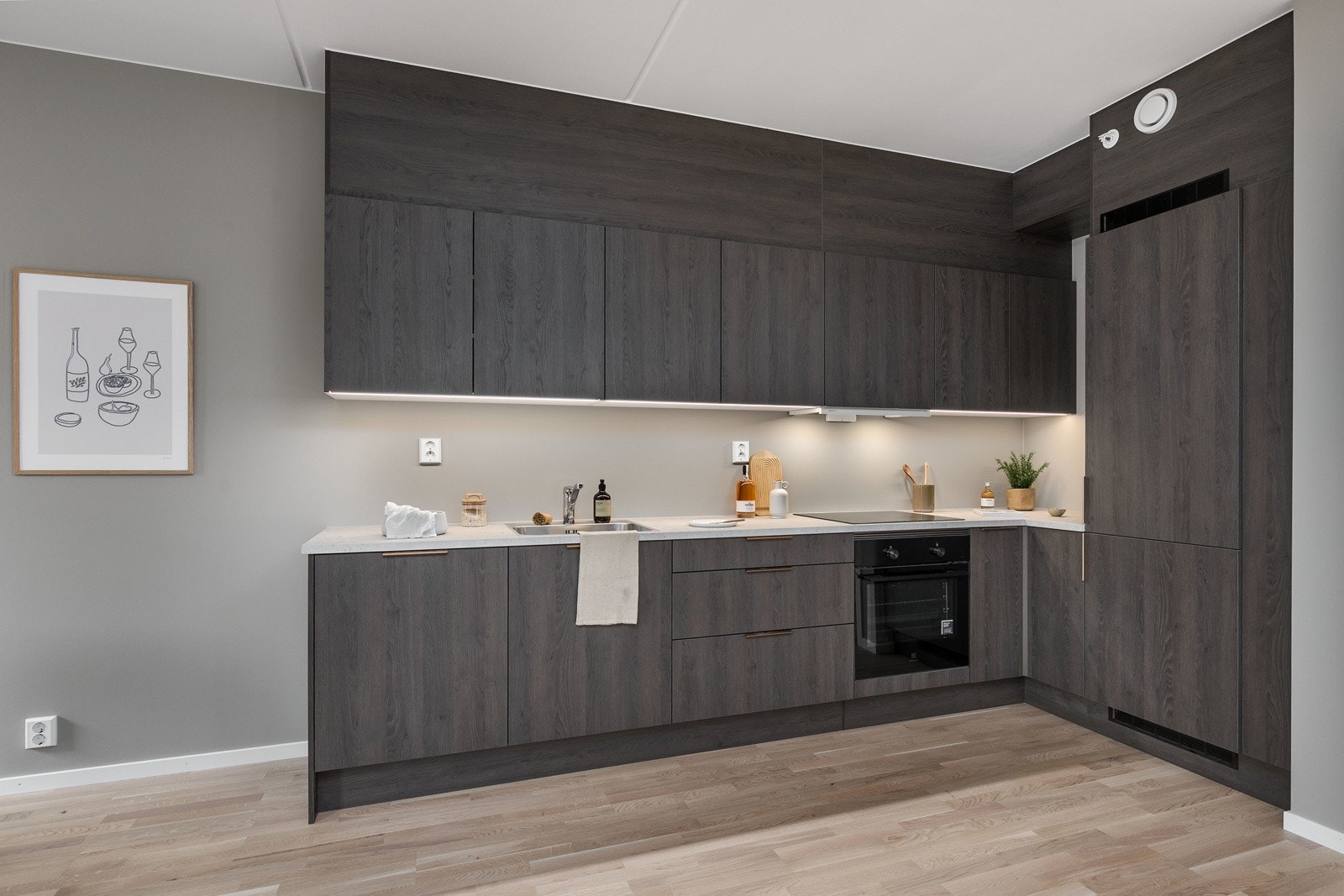 Moderne HTH-kjøkken med slette fronter av type Mood og laminat benkeplate med nedfelt vask i rustfritt stål. Det er god skap- og benkeplass, samt praktiske løsninger tilpasset en moderne hverdag. Galleribilde