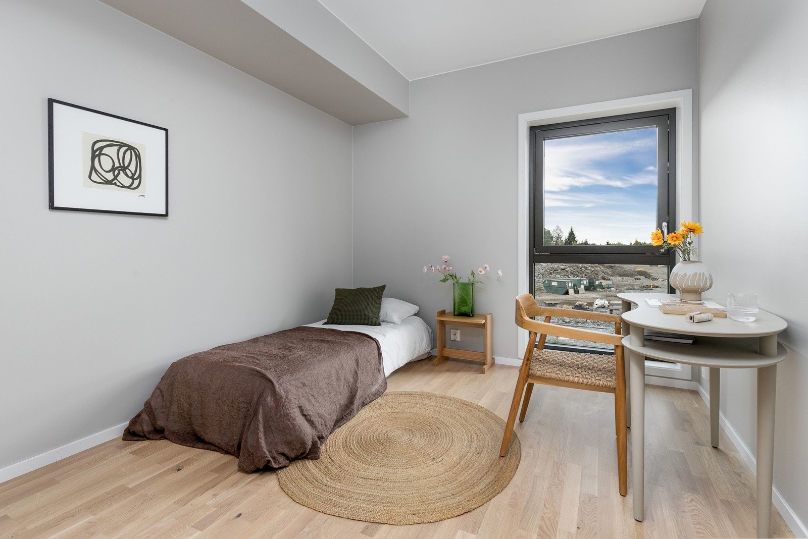 Leiligheten har to soverom av god størrelse, begge med trestavs eikeparkett på gulv og lyse, malte veggflater. Hovedsoverommet har plass til dobbeltseng med tilhørende nattbord, samt garderobeløsning. Galleribilde