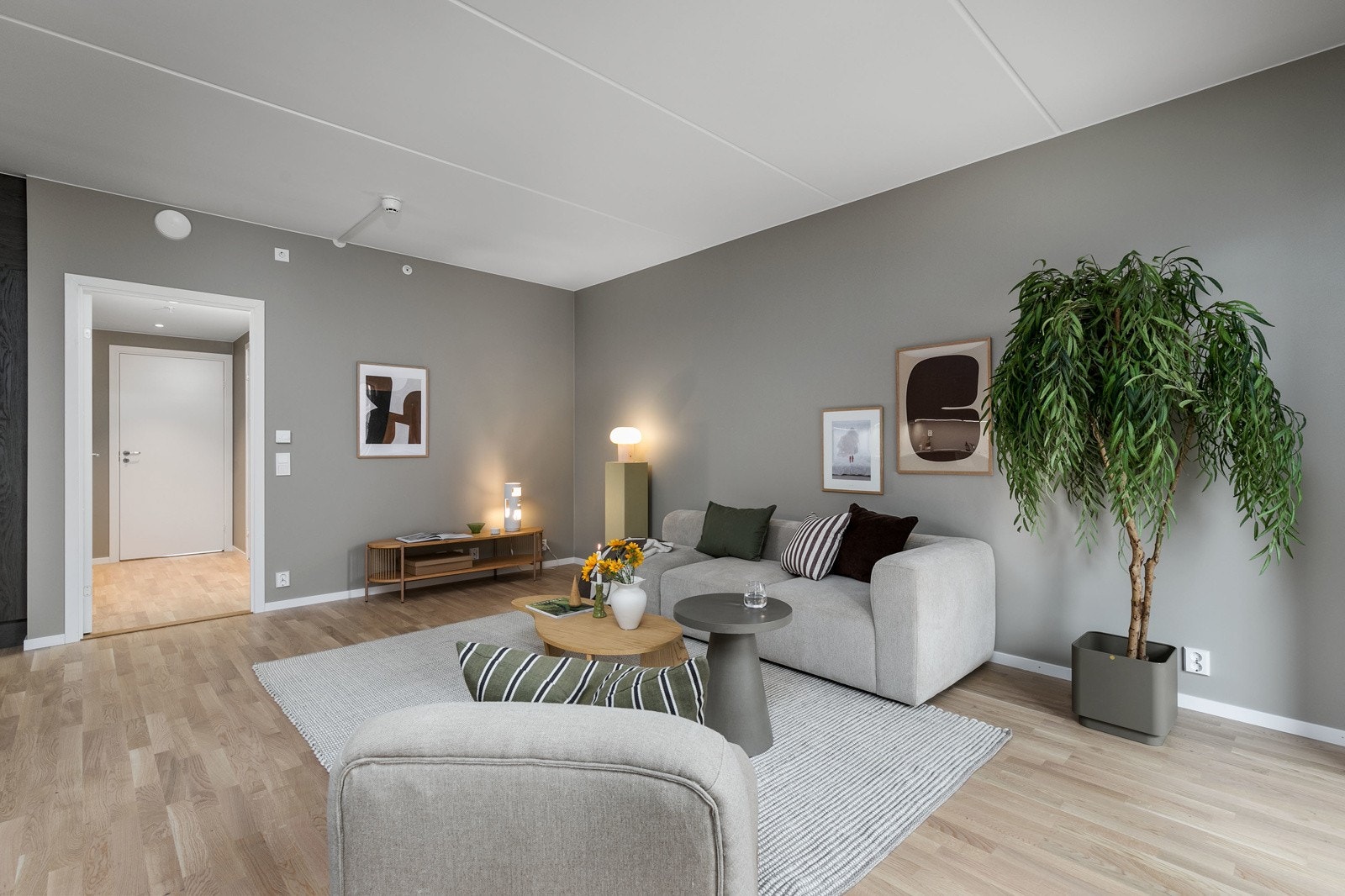 Leiligheten har en lys og innbydende planløsning. Inneholder bl.a. en stor stue m/ vestvendt balkong 7 kvm, stilrent kjøkken m/integrerte hvitevarer, smakfullt bad samt to romslige soverom. Galleribilde