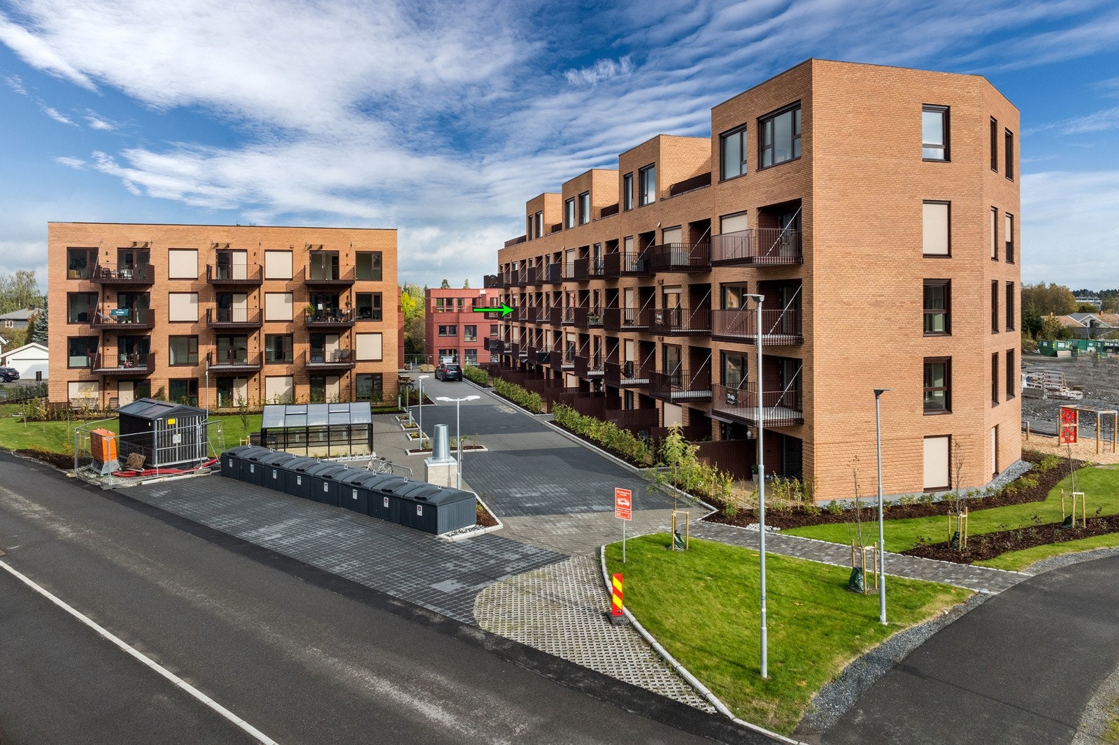 Dagligvarehandelen kan enkelt gjøres ved bl.a. Kiwi Gystad, og Coop Extra Saga Senter. Ønsker du ytterligere servicetilbud ligger boligen nært Jessheim Storsenter som er et moderne kjøpesenter med 145 butikker og serveringssteder. Galleribilde