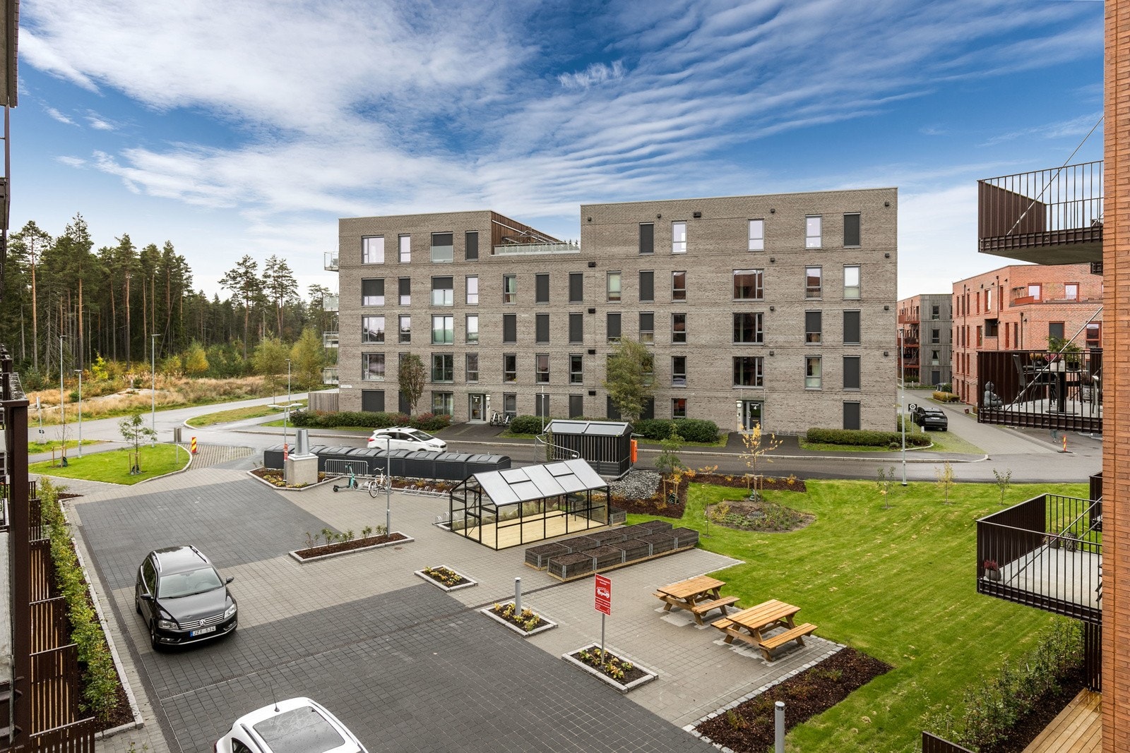 Skogmo Park blir et helt nytt nabolag på Jessheim, kun 850 m fra Jessheim sentrum. Området vil bestå av moderne kvalitetsleiligheter med flotte fellesarealer. Med sin nærhet til Gardermoen og Oslo er Jessheim et ypperlig sted å bo. Velkommen til visning! Galleribilde