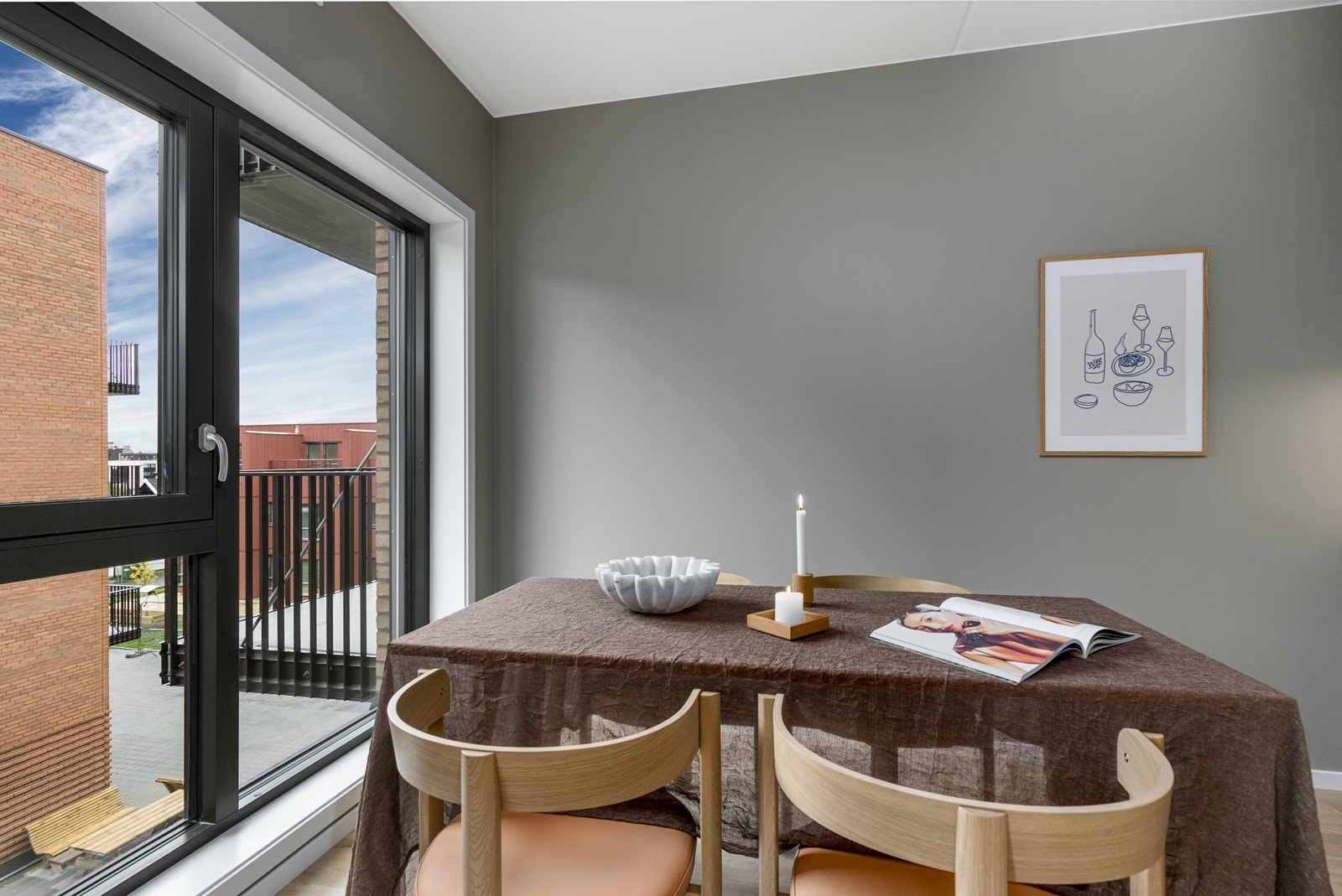 Det er fin avsatt plass til spisegruppe, hvor man kan tilbringe hyggelige stunder og middager med venner og familie. Galleribilde