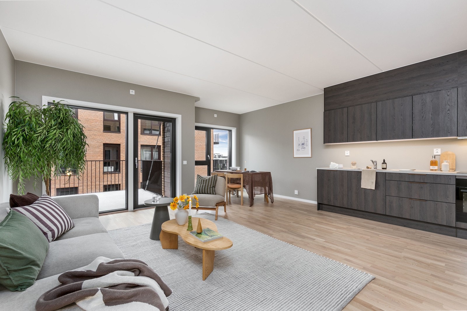 Lys og luftig stue med store vindusflater som slipper inn rikelig med dagslys. Rommet har god plass til både sofaløsning og spisebord, og har direkte utgang til en vestvendt balkong på ca. 7 kvm. Galleribilde