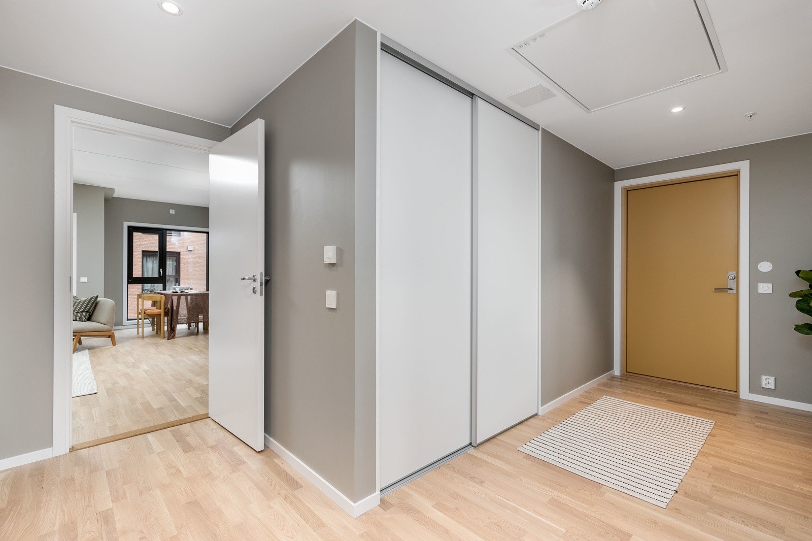 Lys og innbydende entrè med lys hvitpigmentert 3-stavs eikeparkett på gulv og lyse, malte veggflater som gir godt førsteinntrykk av leiligheten. Fra entreèn er det direkte adkomst til en praktisk innvendig bod - perfekt for oppbevaring av klær og sko. Galleribilde