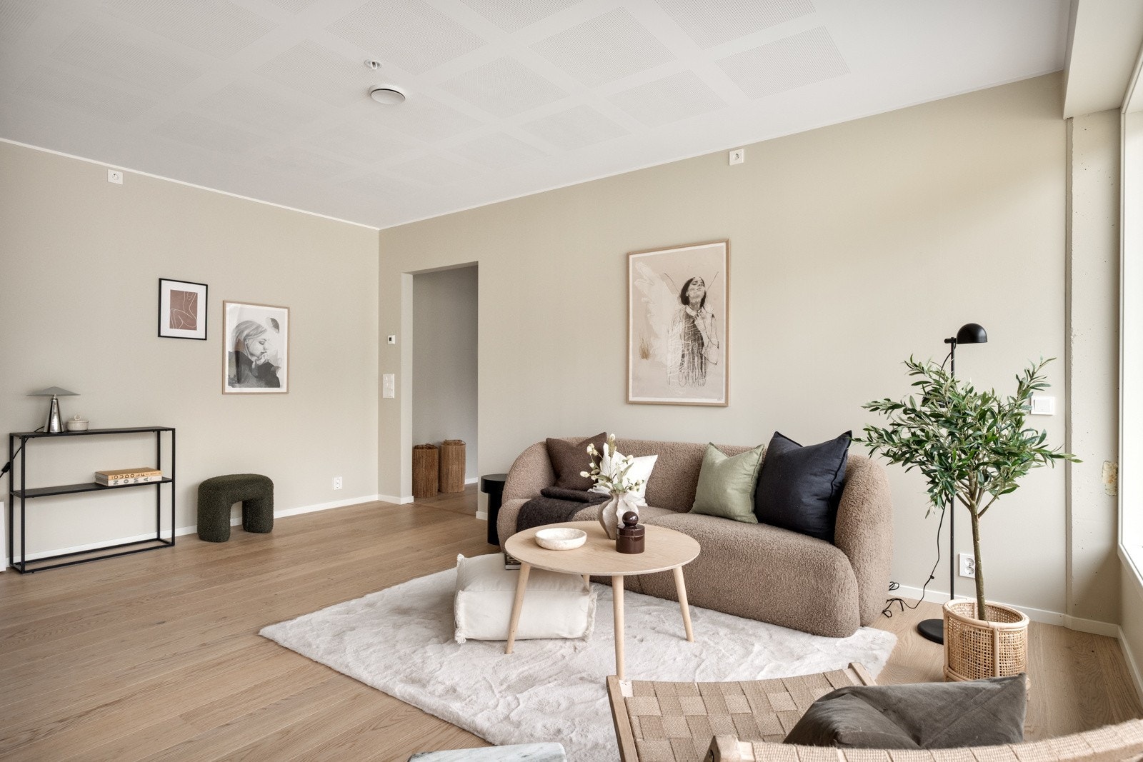 I stuen er det akustikkhimling og varme i gulvet Galleribilde