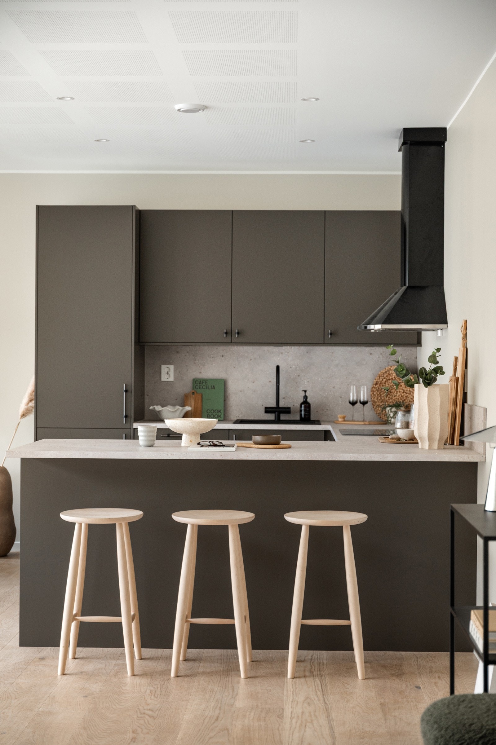 Hyggelig kjøkkenøy med sitteplasser Galleribilde