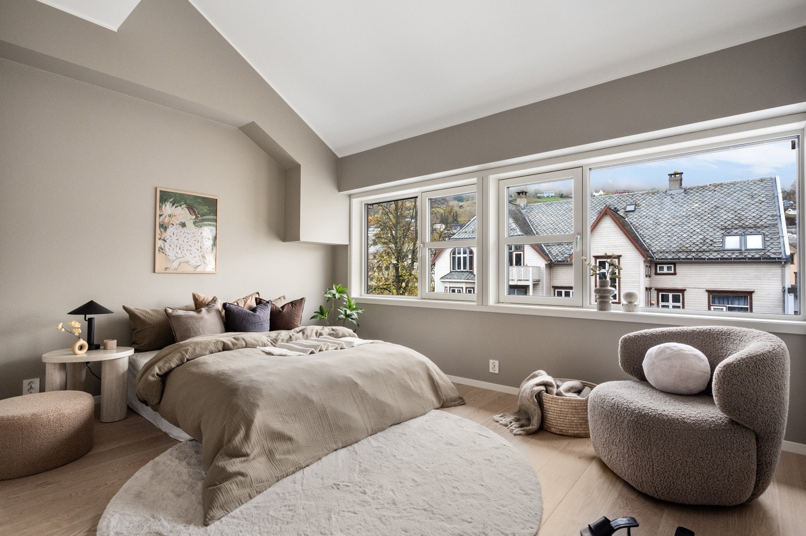 Hovedsoverom med god plass til dobbeltseng og garderobe Galleribilde