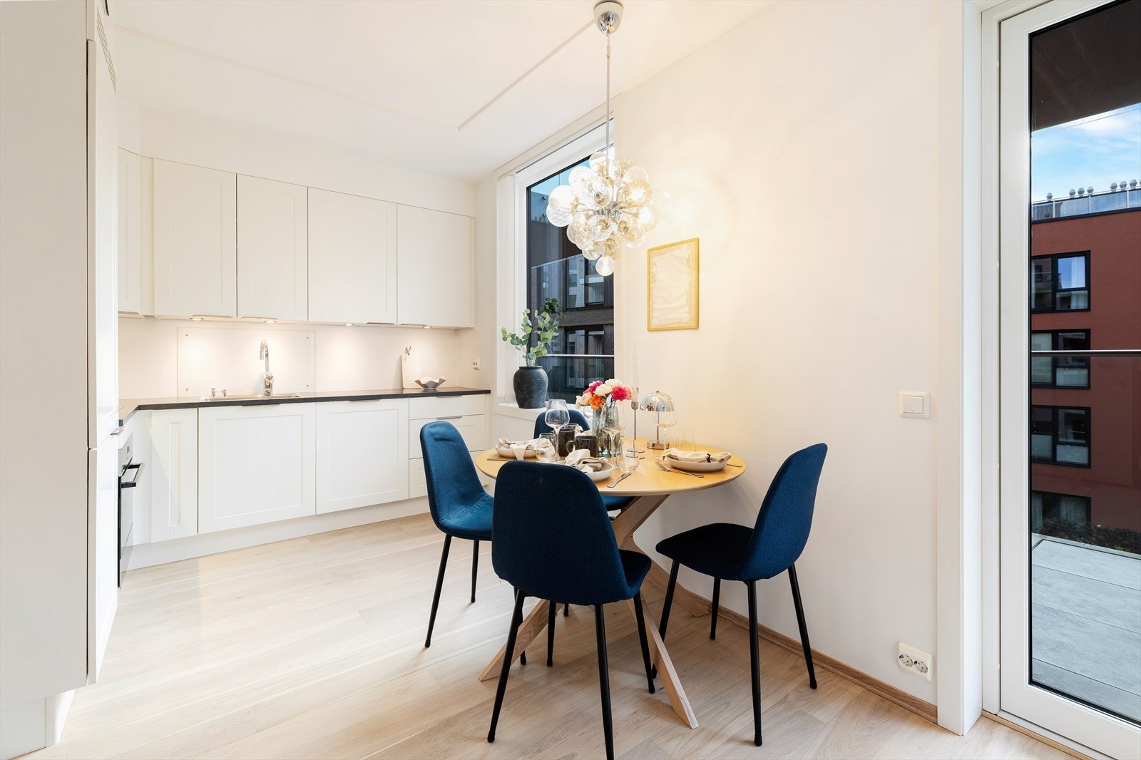 Det er vannbåren varme i gang, stue og kjøkken. Balansert ventilasjon i leiligheten. Galleribilde