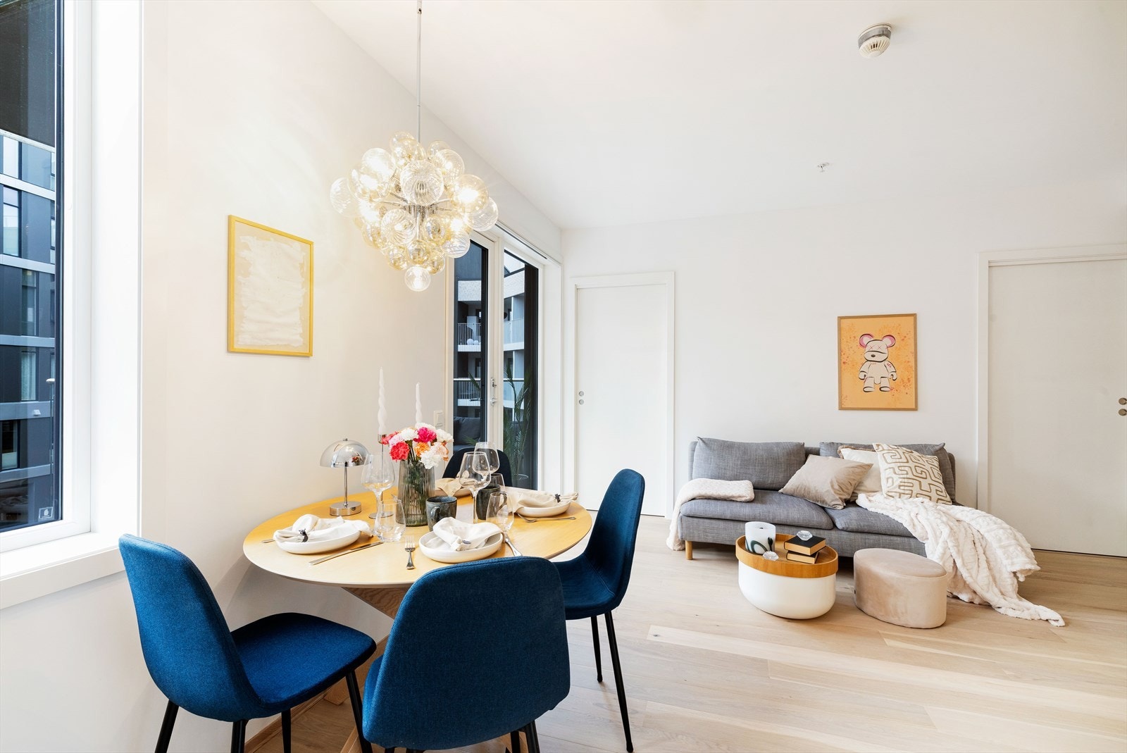 I stuen er et plass til sofagruppe med tilhørende møblement., samt spisebord Galleribilde