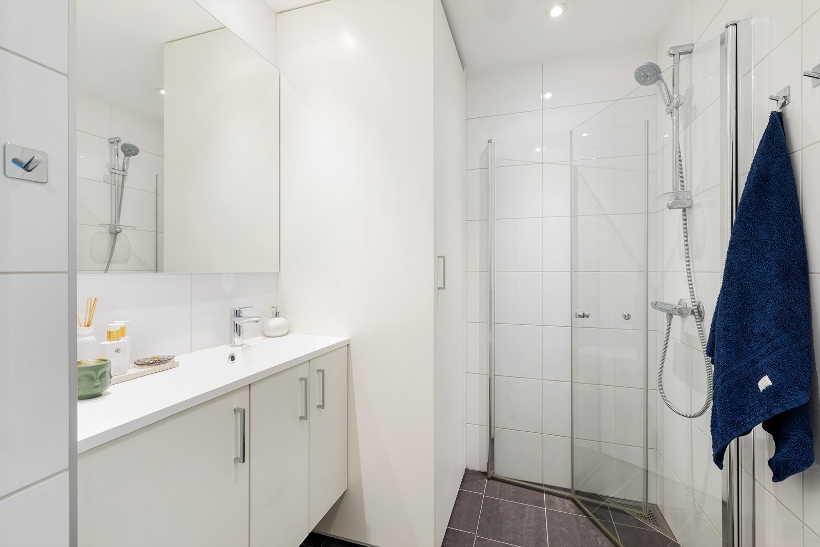 Baderommet er flislagt med varme i gulv. Opplegg for vaskemaskin og tørketrommel i høyskap Galleribilde