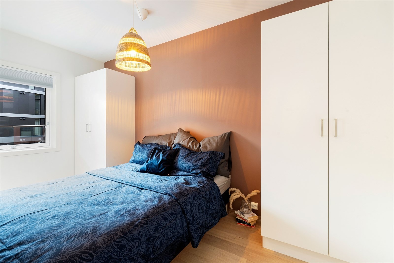 Fra stuen er det inngang til soverom. Soverommet er av god størrelse med plass til dobbeltseng med tilhørende nattbord og garderobeløsning. Galleribilde