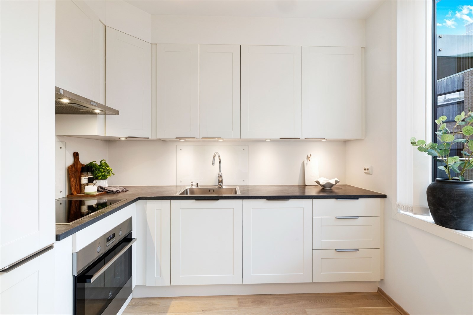 Kjøkkenet inneholder alt du behøver som integrerte hvitevarer som oppvaskmaskin, stekeovn, platetopp, samt kjøleskap Galleribilde