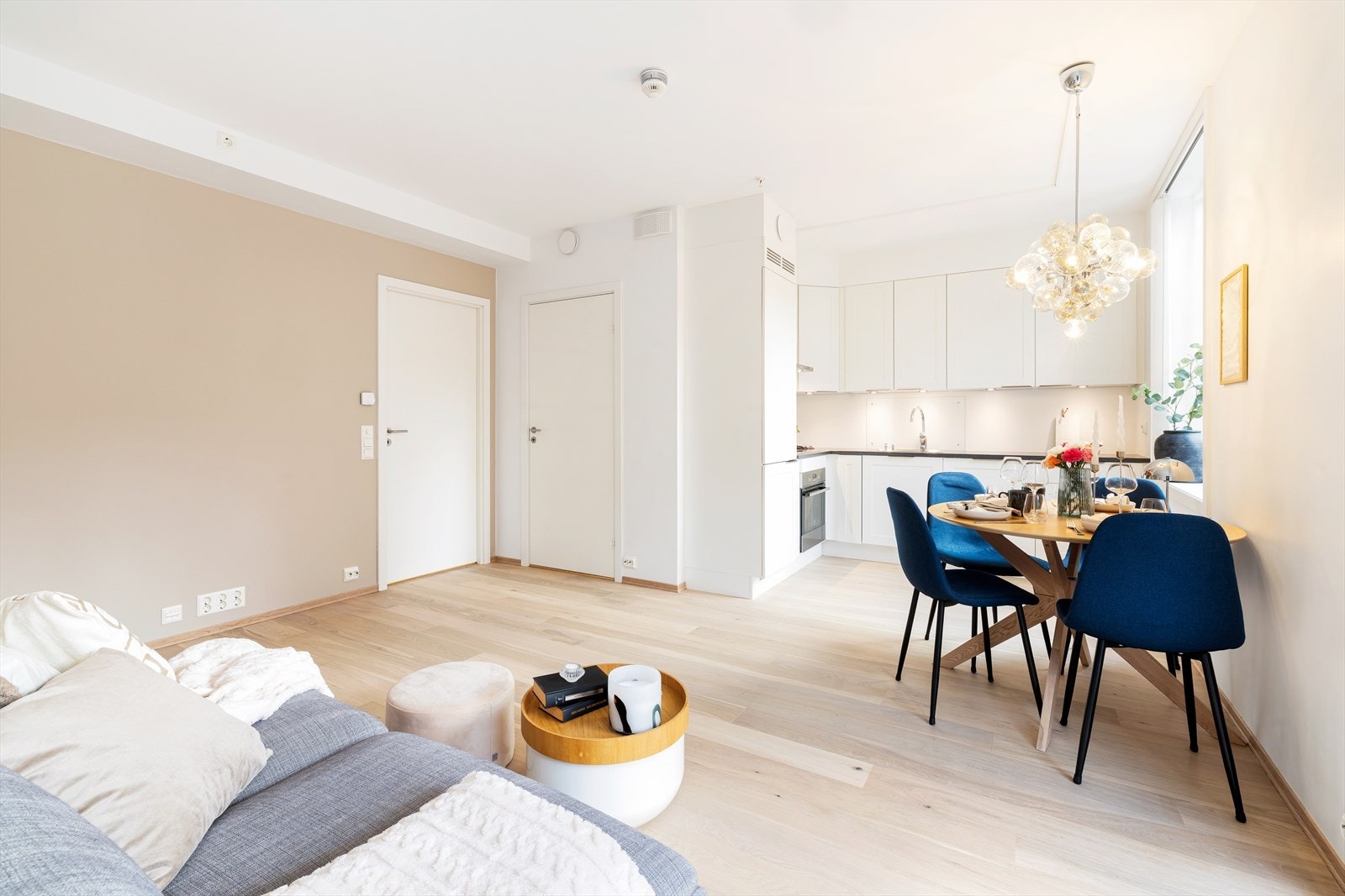 Leiligheten er gjennomgående lys og innbydende med 1-stavs gulv i alle rom foruten badet hvor det er fliser. Parketten er slipt i 2025. Galleribilde