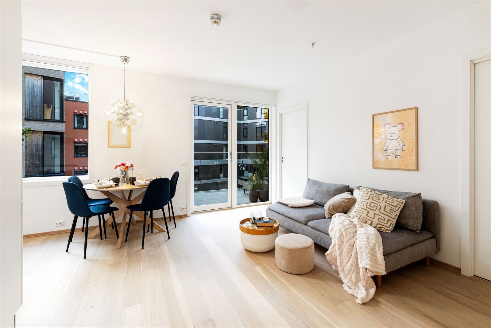 Det er utgang til balkong. De store vindusflatene sørger for rikelig med naturlig lysinnslipp. Galleribilde