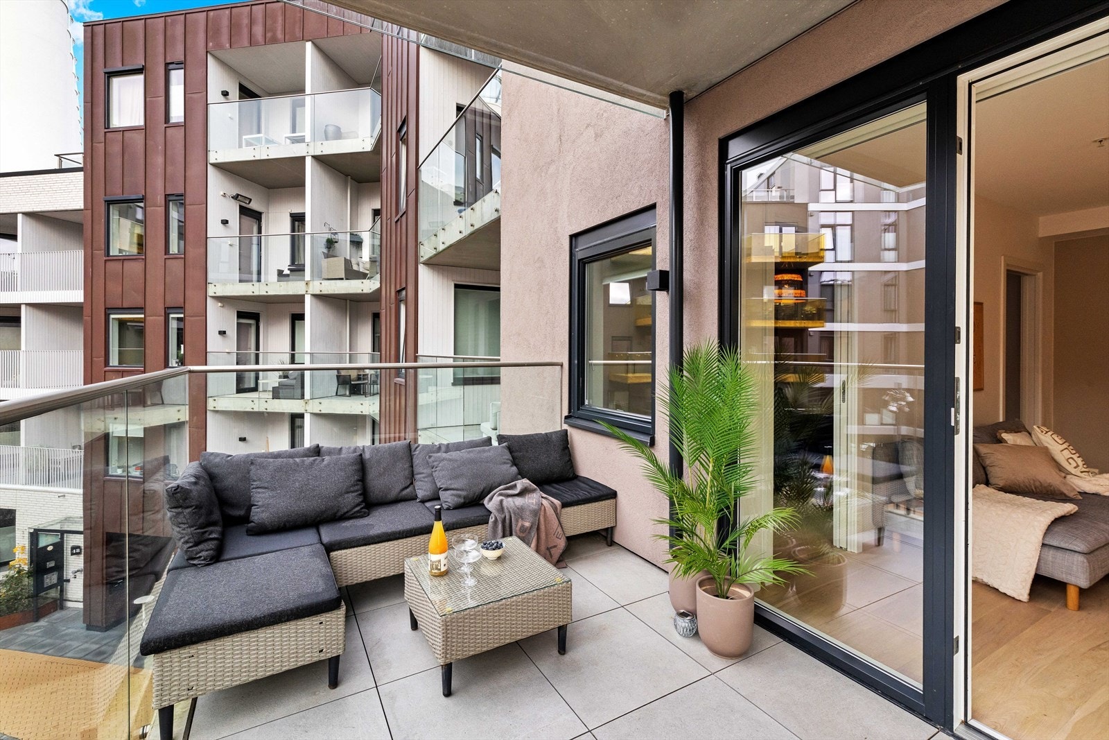 Balkongen er overbygget, og har plass til en sittegruppe og grill om ønskelig. Galleribilde