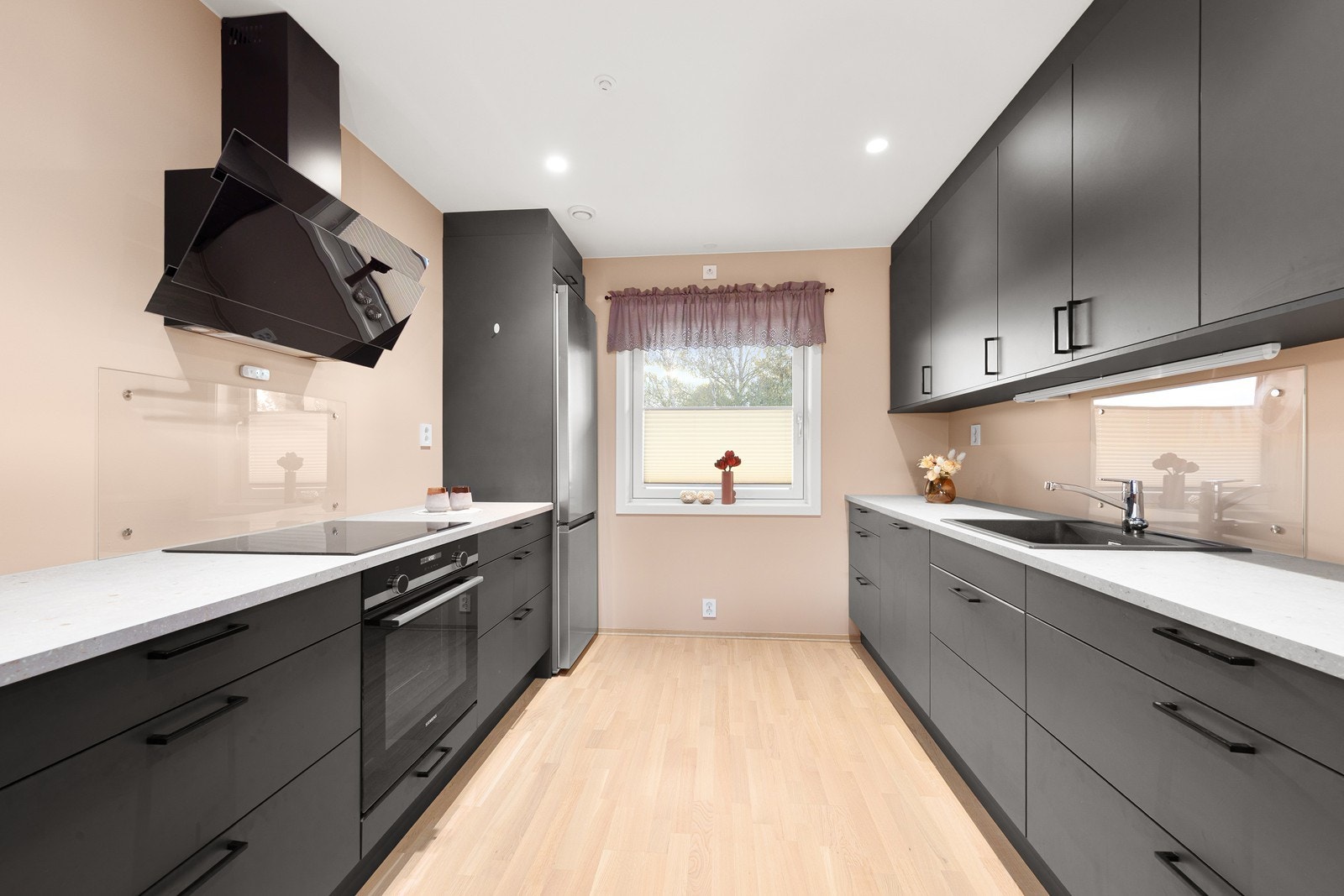 Godt med skapplass over og under benken. Det er kjøl/fryseskap, oppvaskmaskin, platetopp, stekeovn, vannstoppsystem og komfyrvakt. Galleribilde