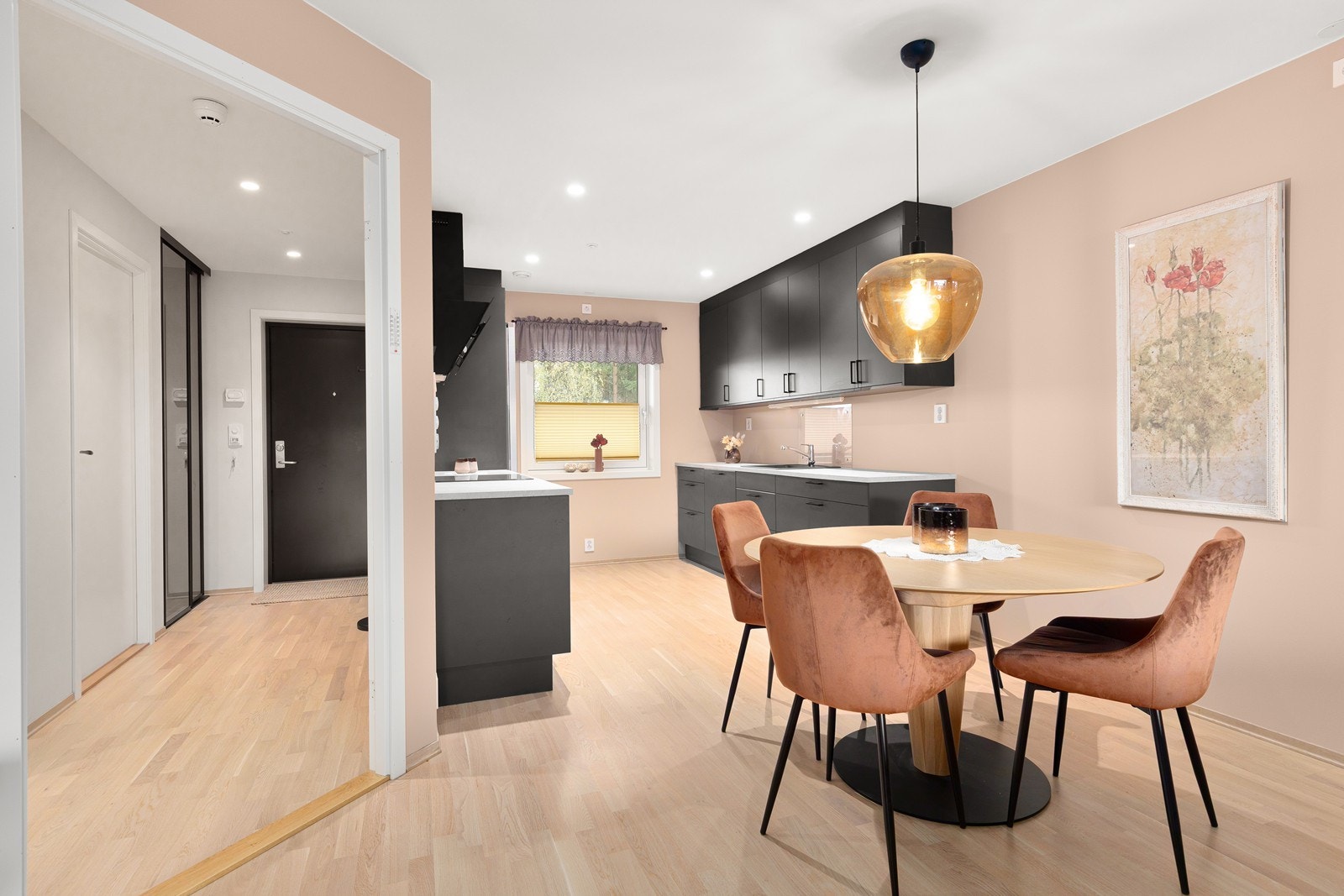 Rommene er lyse, det er spotter i taket. Galleribilde