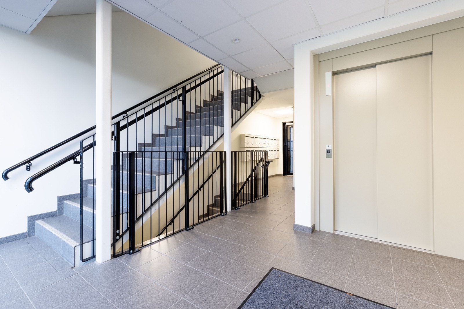 Trappeoppgangen med heis. Galleribilde