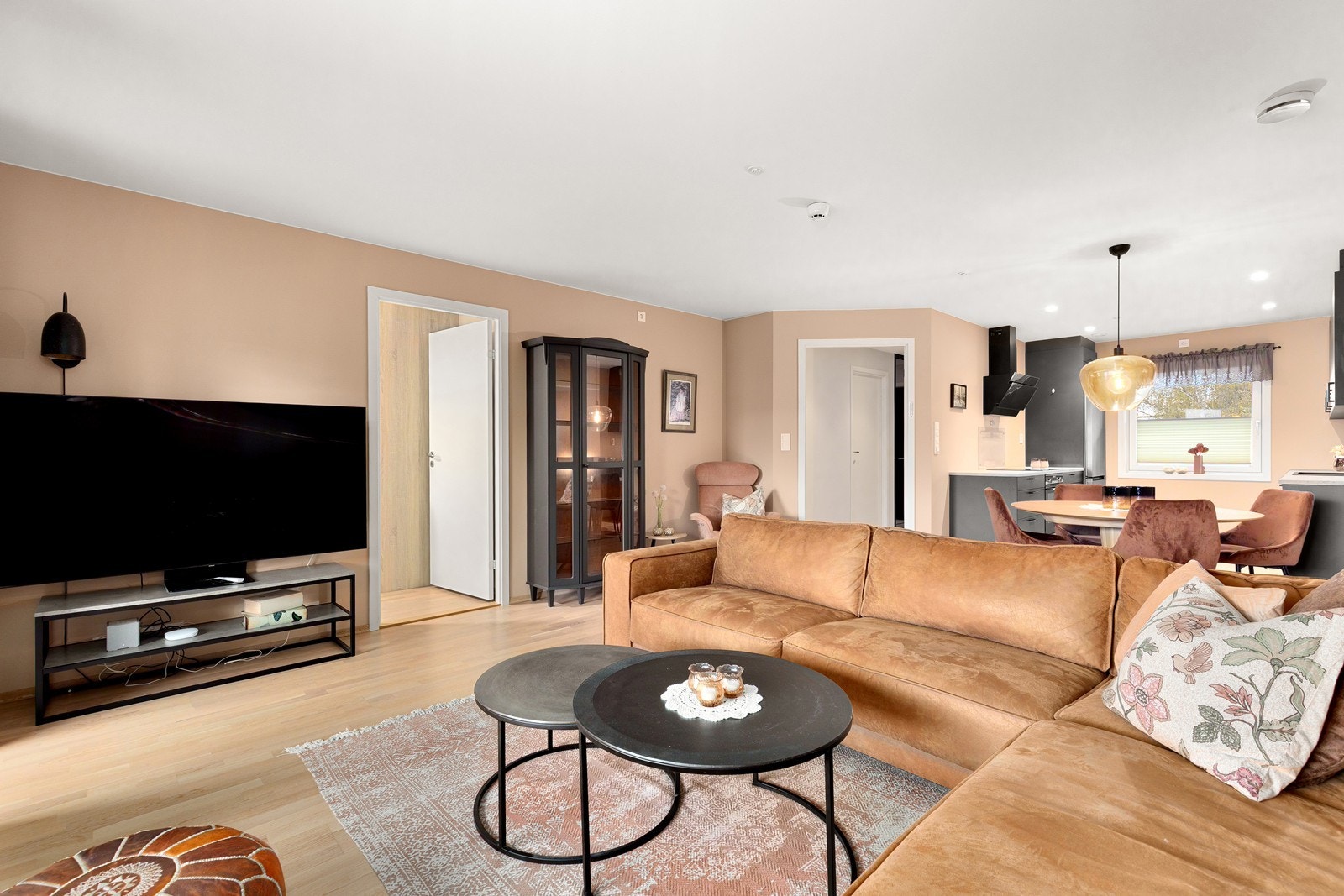 Fra stuen er det inngang til soverom som vender inn mot det koselig fellesarealet Galleribilde