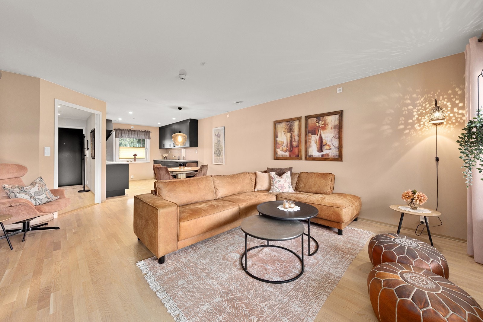 Her er det plass til både sofagruppe , bord og spisebord. Galleribilde