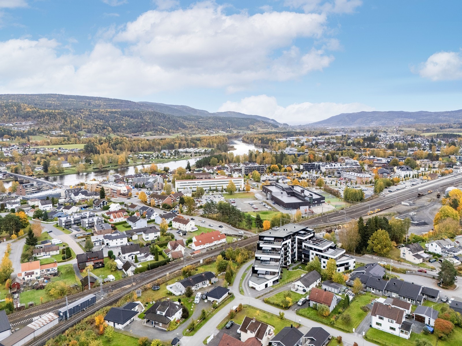 Hokksund sentrum kan by på et rikt utvalg av butikker, dagligvare og gode servicetilbud. Nærhet til flere kjøpesentre med større butikkmiks, vinmonopol, restauranter og serveringssteder. Galleribilde