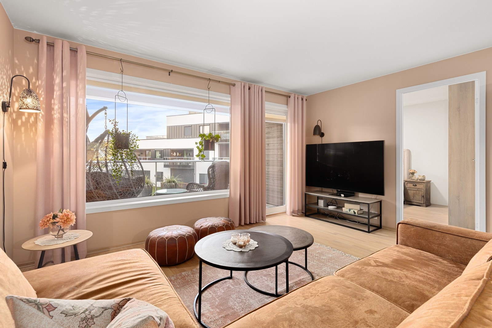 I stuen er det delikat farger på veggene og utgang til balkong. Galleribilde