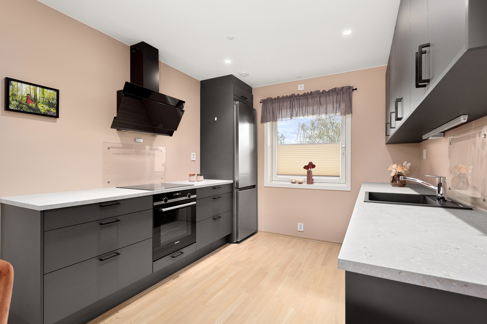 Kjøkkenet er fra kvalitet kjøkken fra Norema med innredning med glatte fronter. Benkeplaten er av laminat. Galleribilde