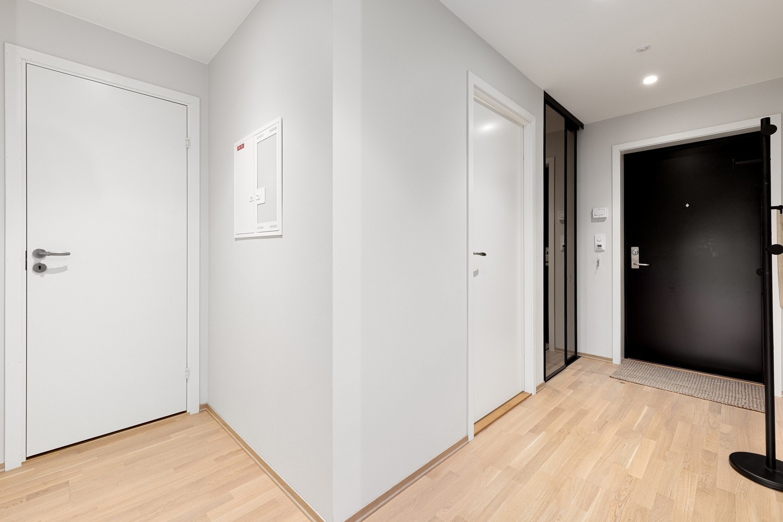 Velkommen inn til en lys og delikat leilighet med parkett på gulv og malte flater på vegger og tak. Spotter i taket. Galleribilde