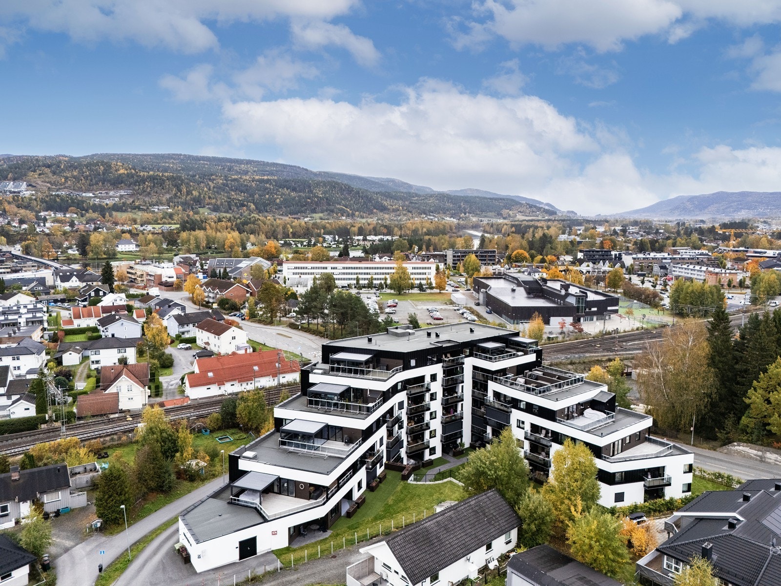 Boligen har en fin beliggenhet med nærhet til både sentrum, butikker og servicetilbud samt offentlig kommunikasjon. Galleribilde