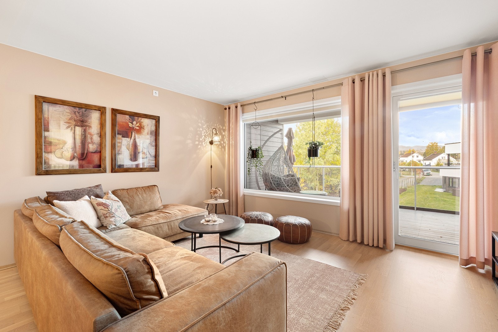 Lun og innbydende stue med utgang til balkong Galleribilde