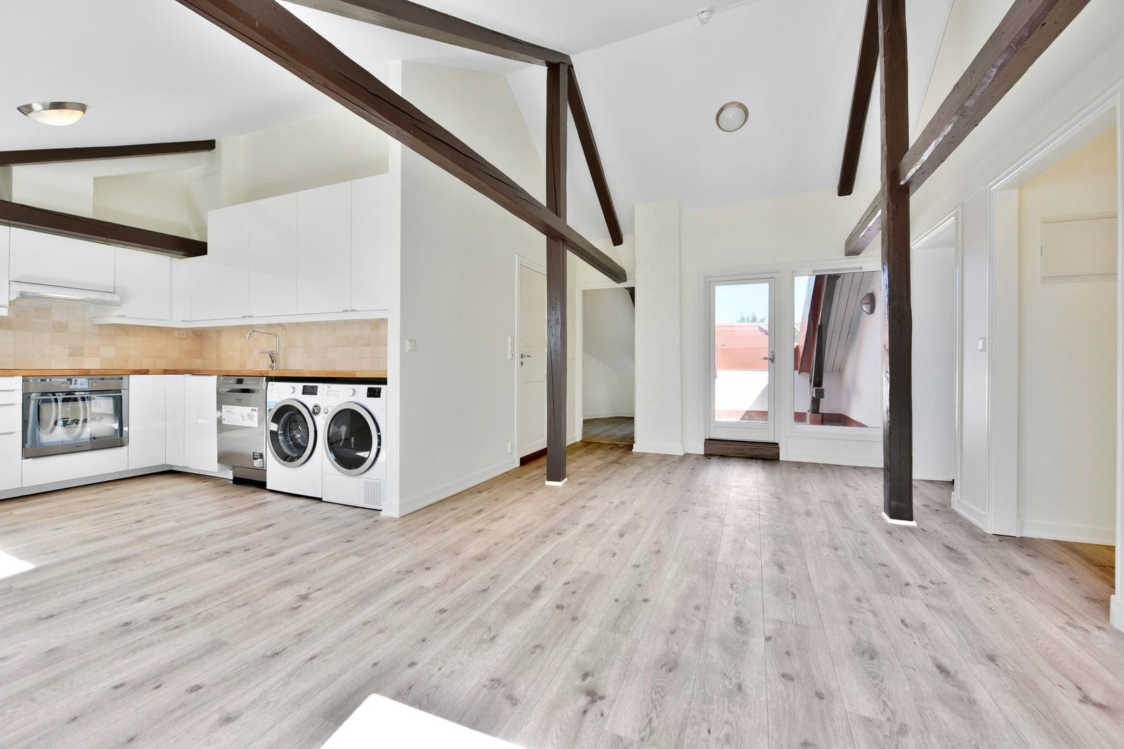 Det er åpen kjøkkenløsning. Her er det plass til å ha en spiseplass og sofahjørnet. Galleribilde