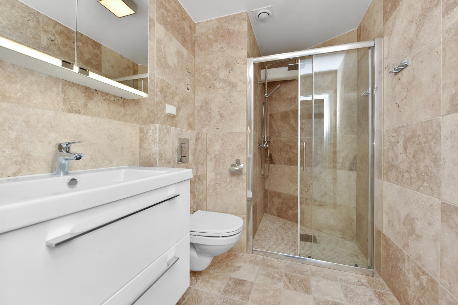 Fint baderom med plass med god oppbevaring i skuff og hyller. Galleribilde