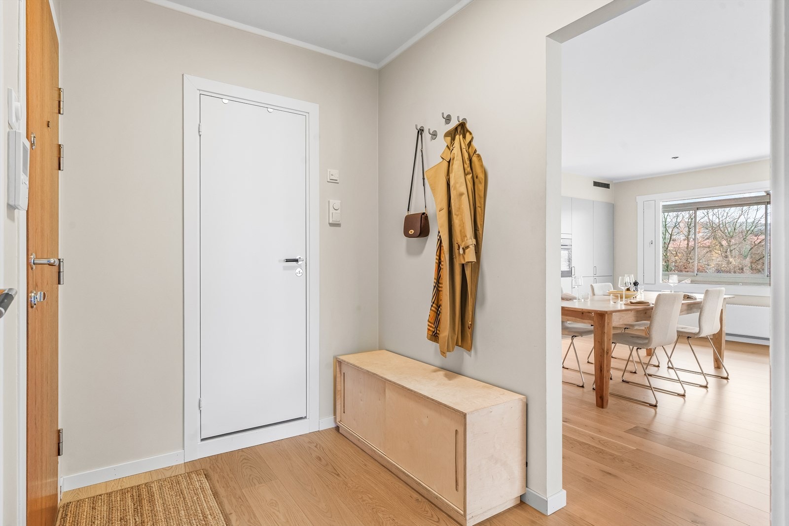 Dørcalling med åpner gjør det enkelt å slippe inn gjester fra bakkeplan. Galleribilde