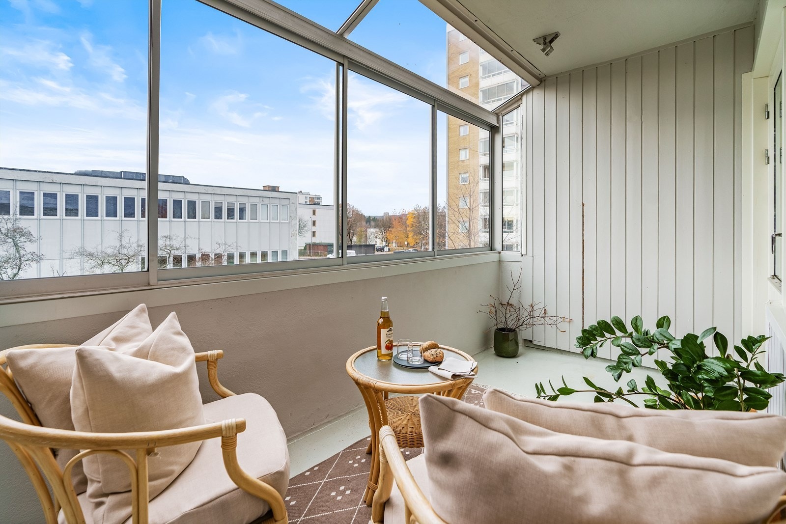 På varme dager kan skyvedørene trekkes til side. Galleribilde