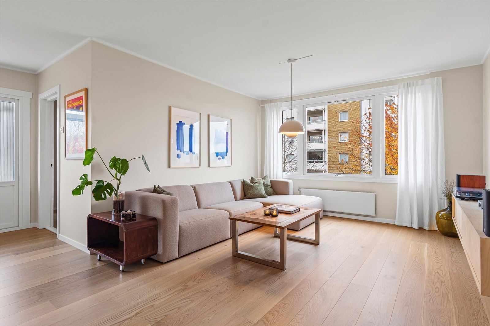 Boligen ligger fint til i 4. etasje, og rommer stue og kjøkken i åpen løsning, flislagt bad og toalettrom, lys entré samt to gode soverom. Galleribilde