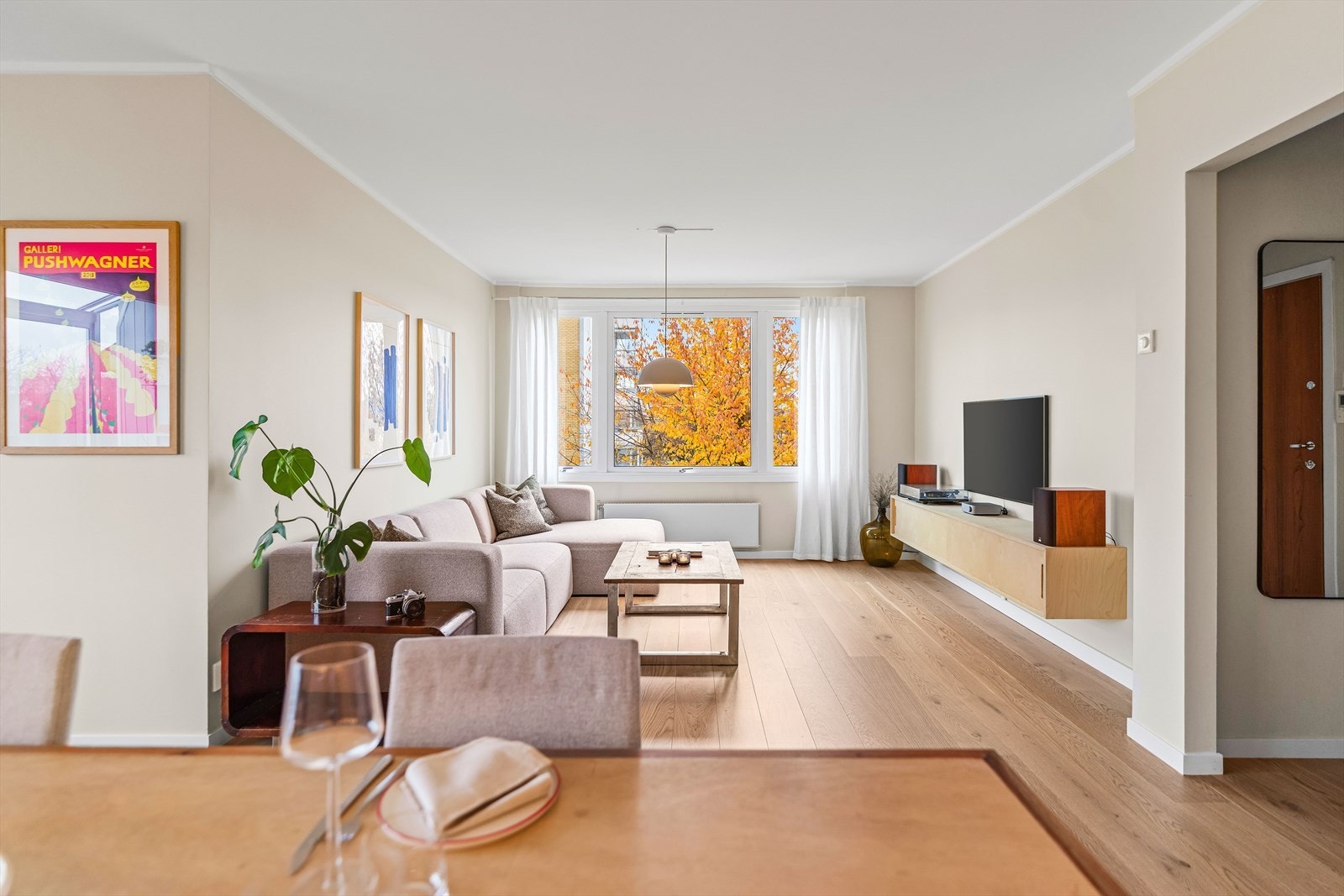 I stuen er det god plass til sofaseksjon, tv-møbel og spisegruppe. Galleribilde
