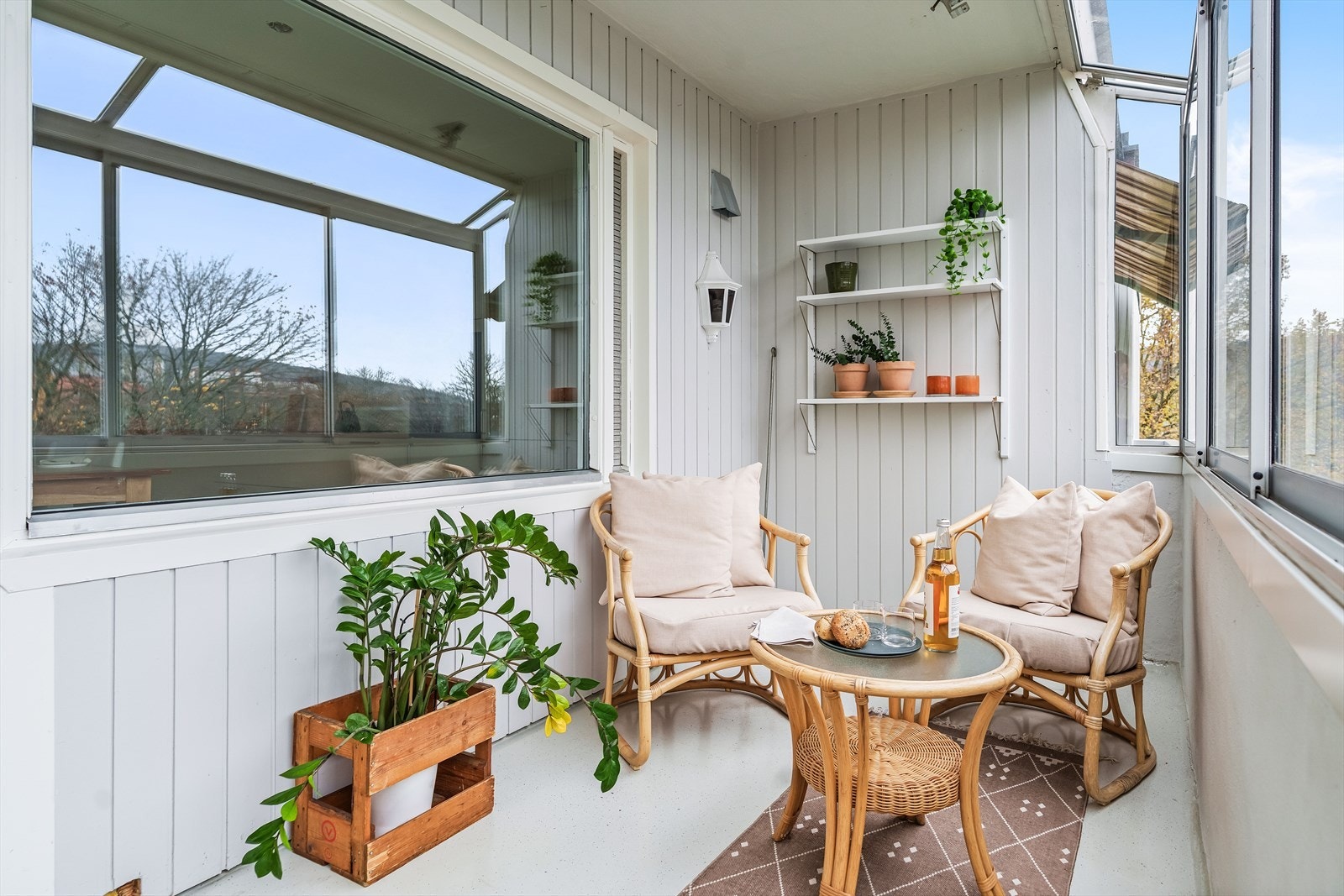 Uteplassen er på 8 m², og gir god plass til utemøbler. Galleribilde