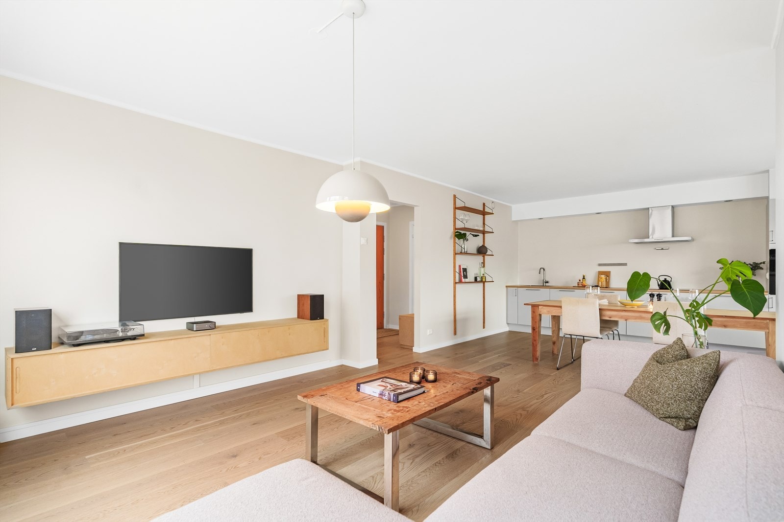 Det sosiale oppholdsrommet egner seg godt til både middagsgjester og filmkvelder. Galleribilde