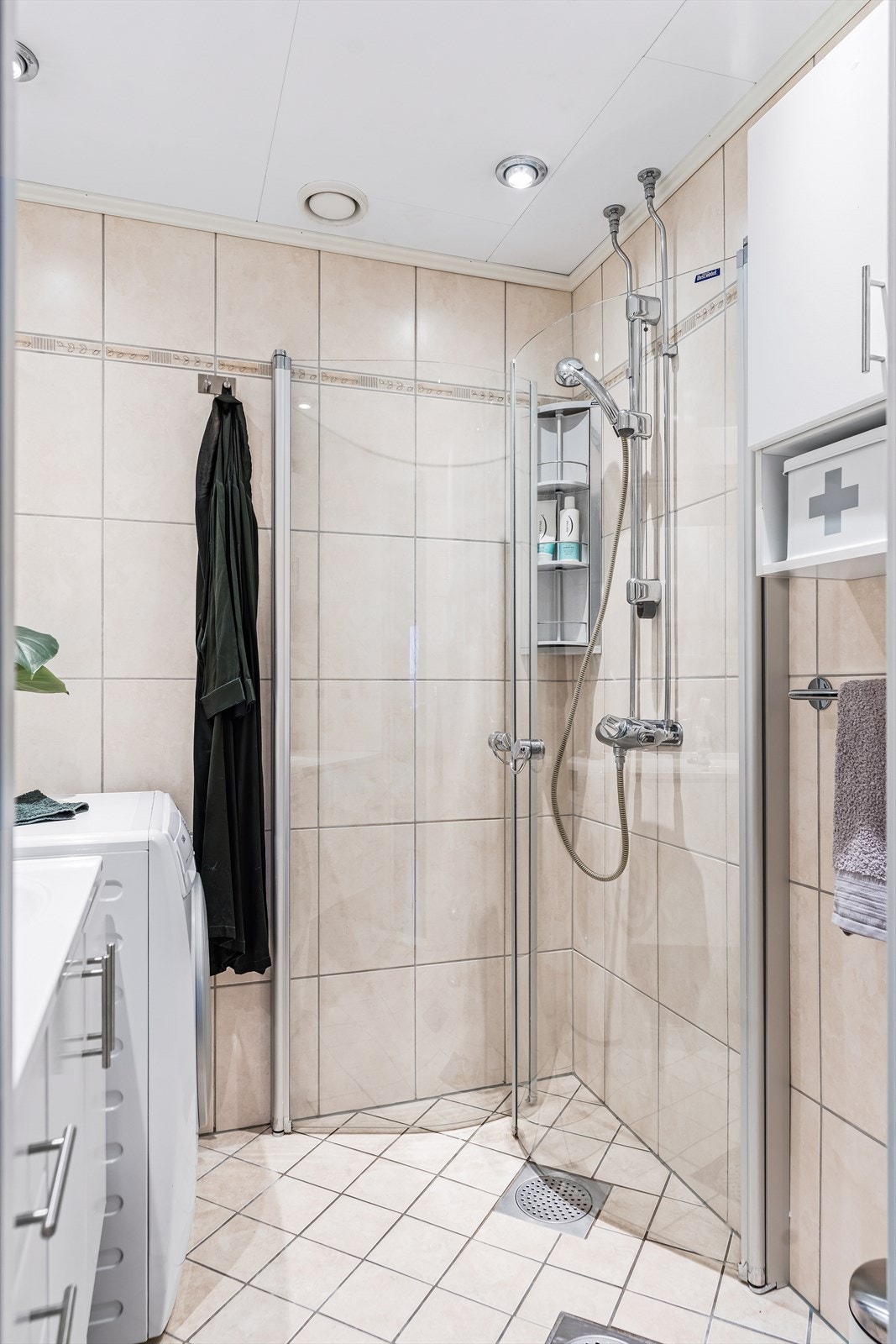 I tillegg har rommet en dusjsone, samt opplegg for vaskemaskin. Galleribilde