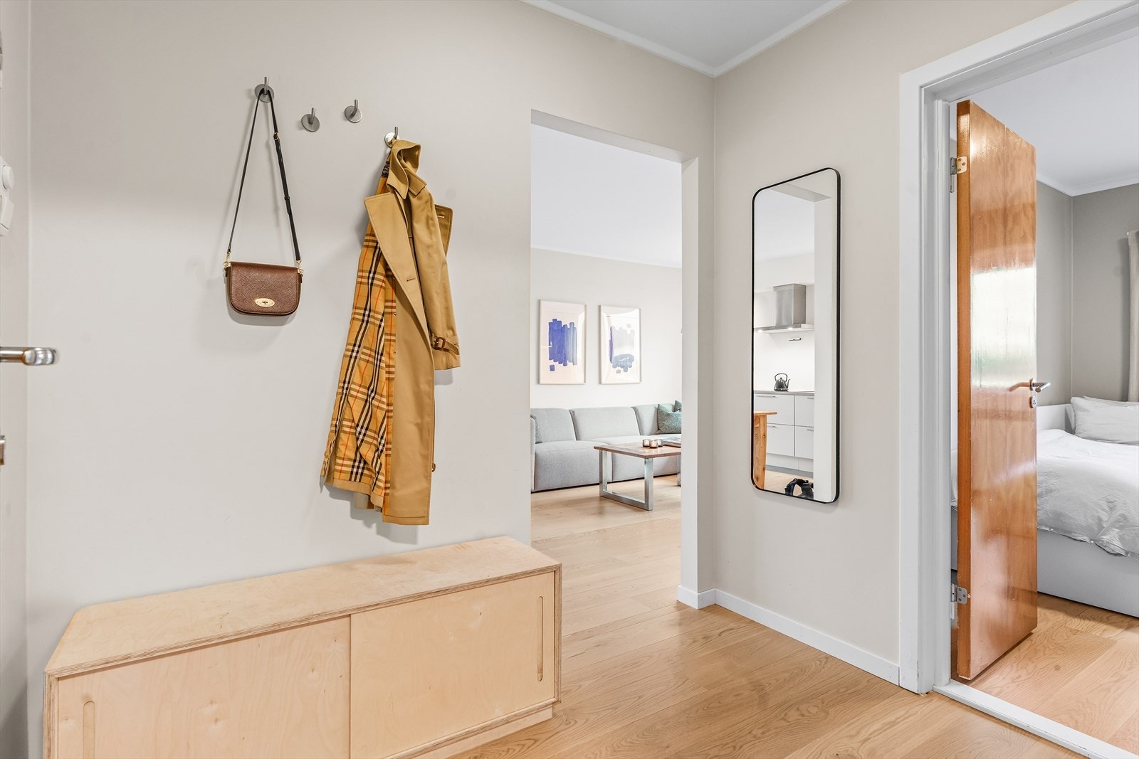 Leiligheten har en lys og innbydende entré, med god plass til å henge fra seg yttertøy og sette fra seg sko. Galleribilde