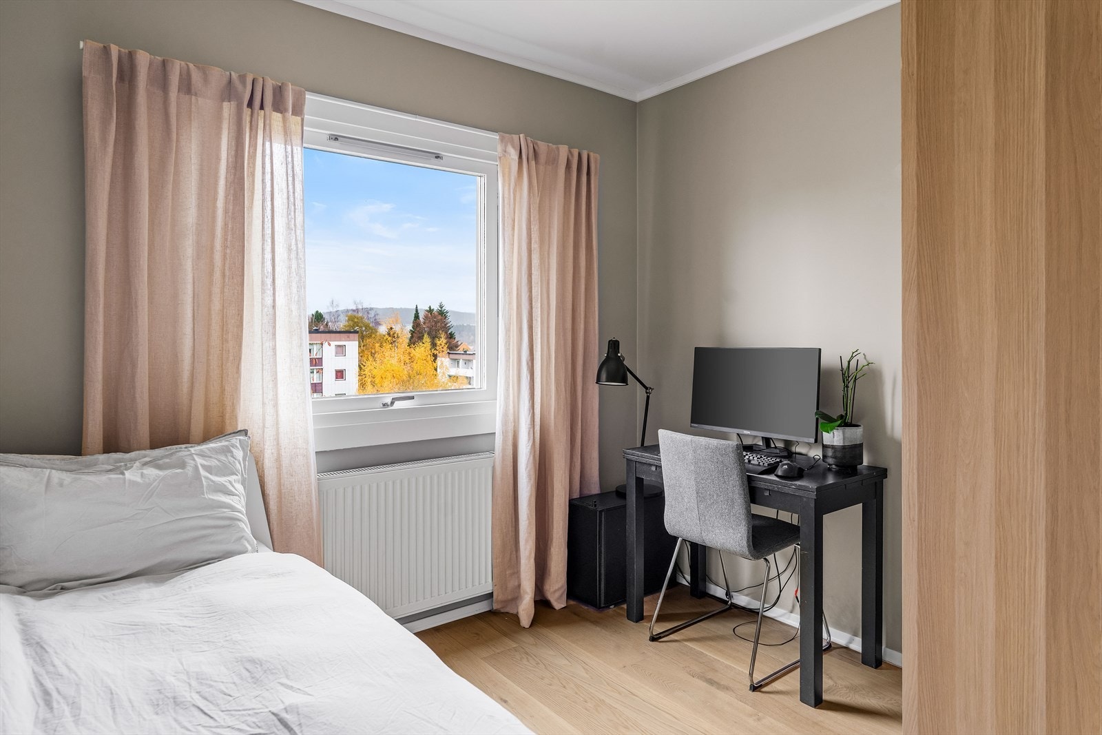 Rommet har plass til seng, nattbord, garderobeløsning og evt. skrivebord. Galleribilde
