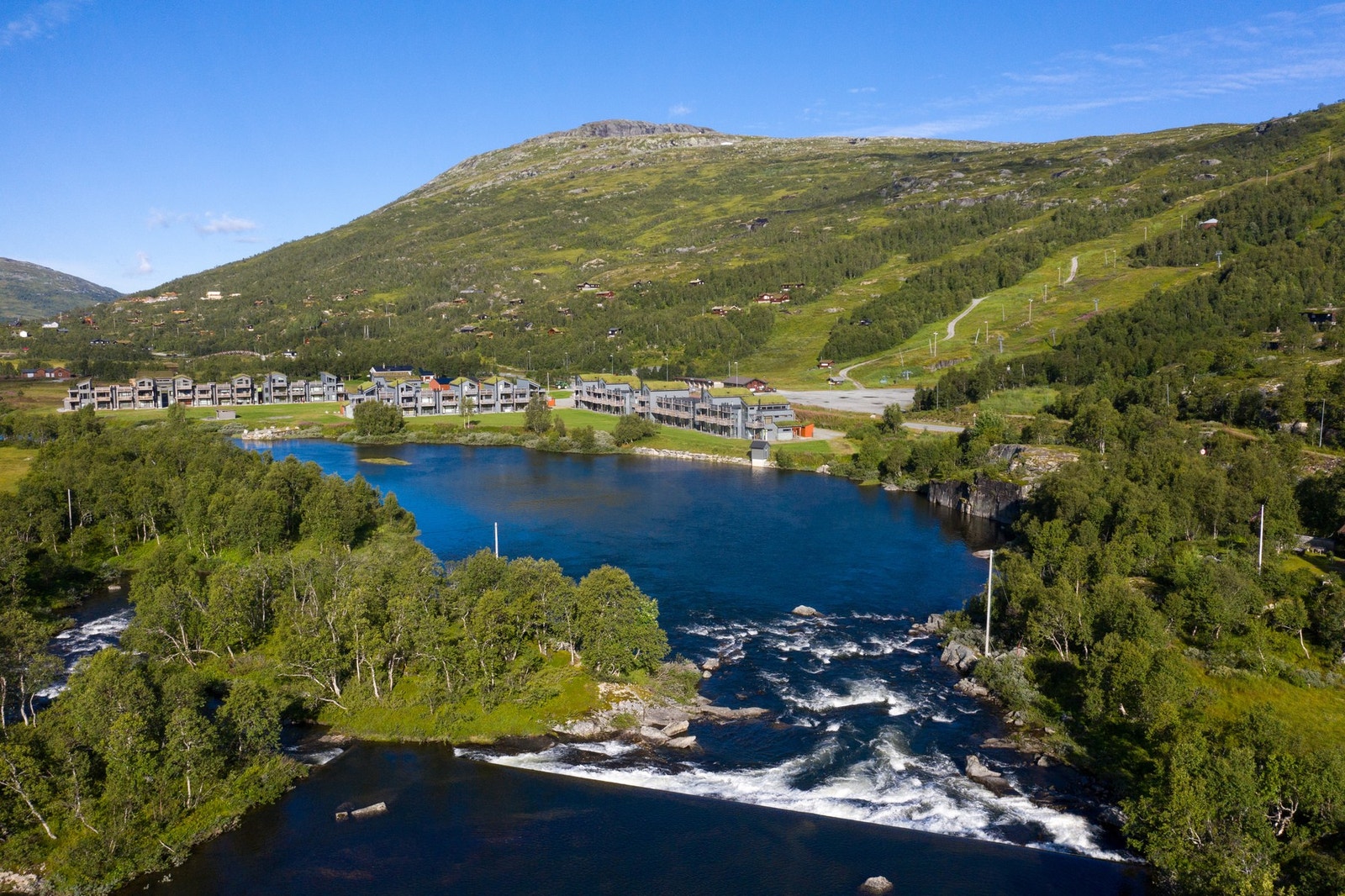 Her er det kort vei til både alpinbakke og langrennsløyper Galleribilde