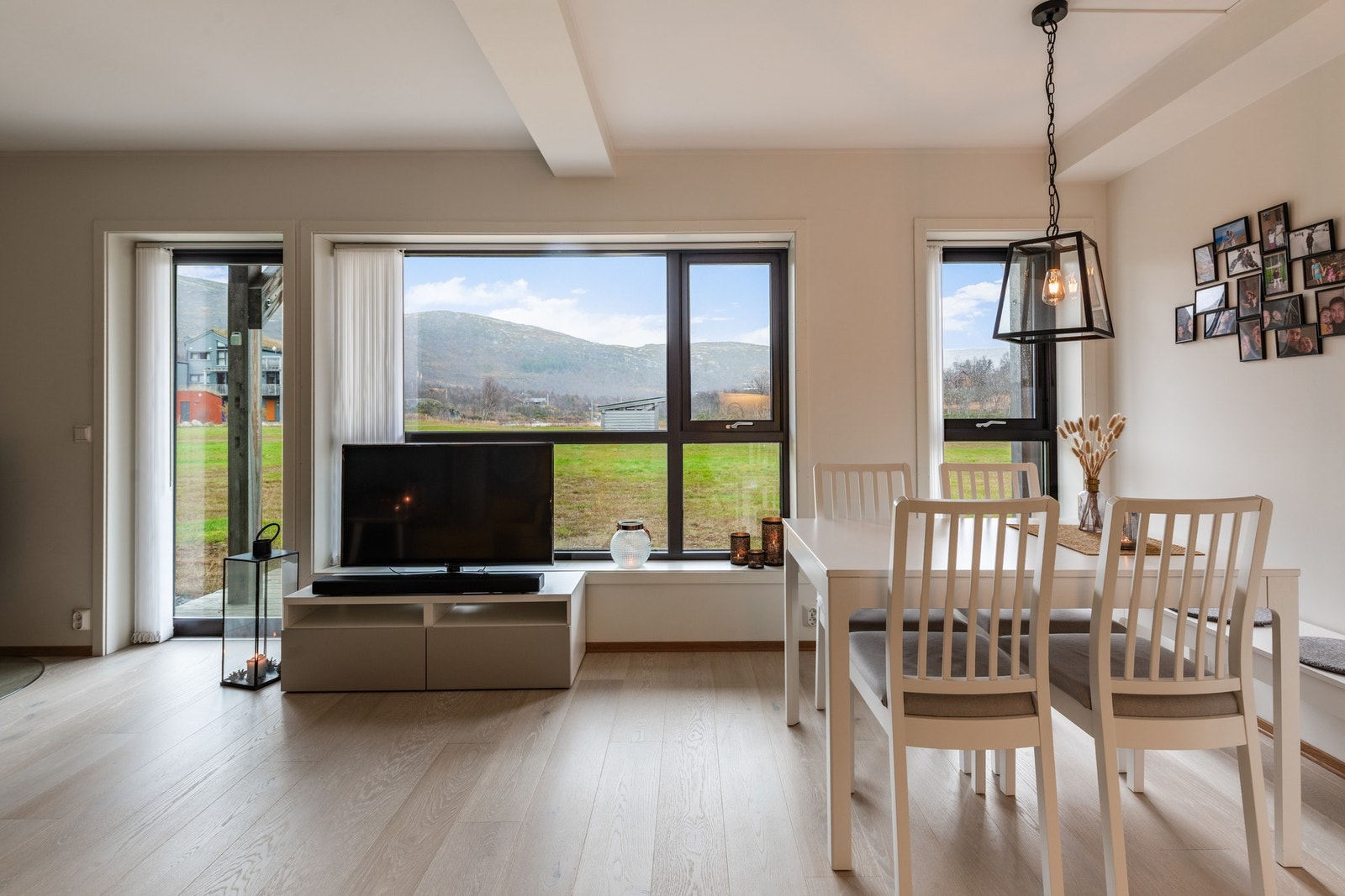 Vindusflatene gir godt lysinnslipp Galleribilde