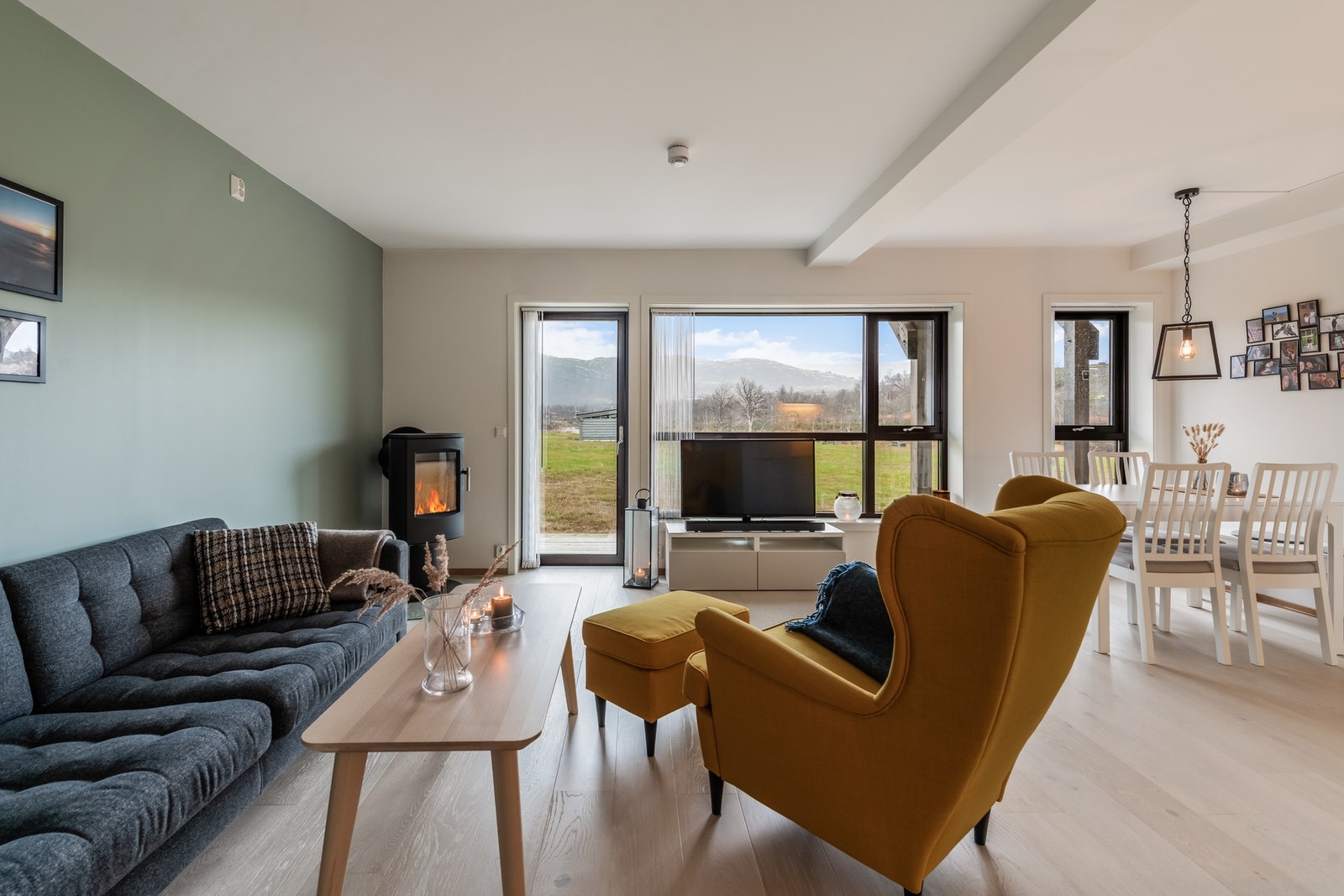 Leiligheten er lys og moderne, med utgang til terrasseplatting Galleribilde