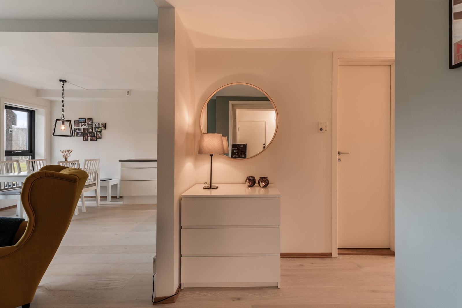 Leiligheten ligger i første etasje og inneholder stue/kjøkken/gang, to soverom, to boder og et bad Galleribilde