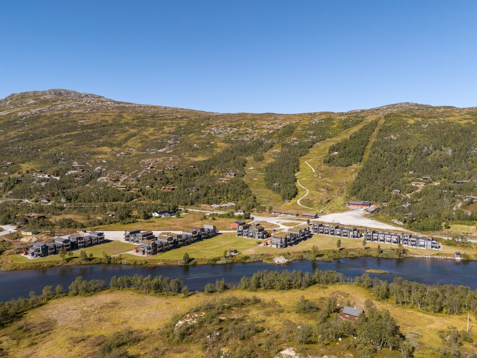 Eiendommen har en solrik og attraktiv beliggenhet på Maurseth Galleribilde